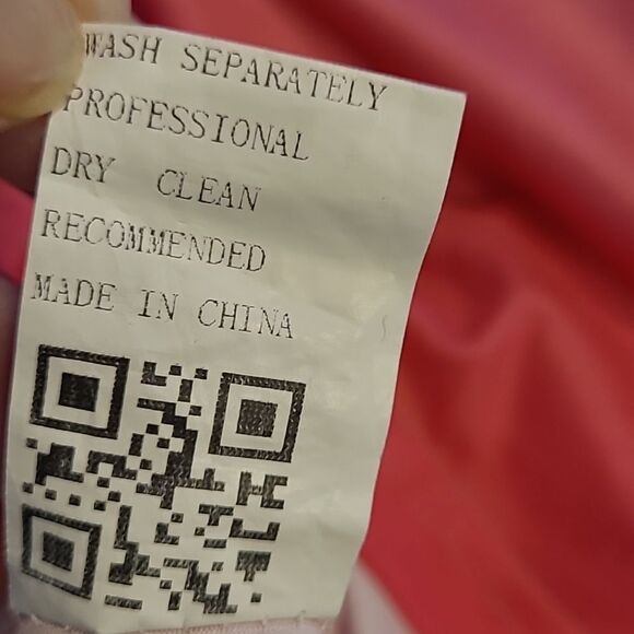 CBR sz M exposed shoulder top, ombre pink affect, black heart on front - Picture 9 of 10